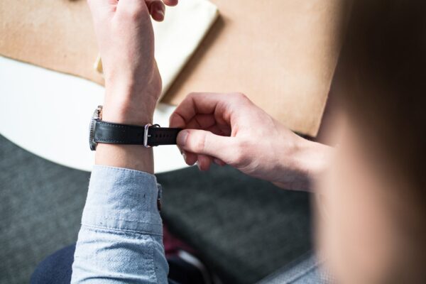 Comment mettre le bracelet de montre en cuir avec soin